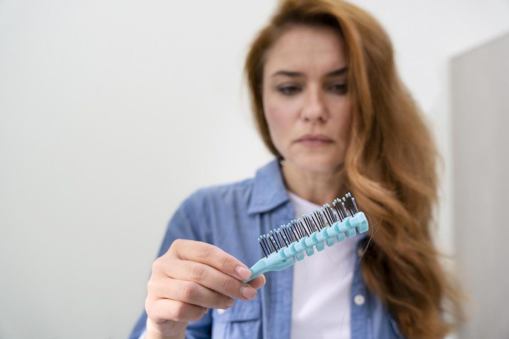 Jeune femme : que faire lorsqu'on a une perte de cheveux